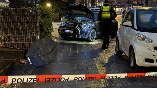 Eine Fahrerin war mit ihrem Auto beim Einparken auf den Gehweg geraten.