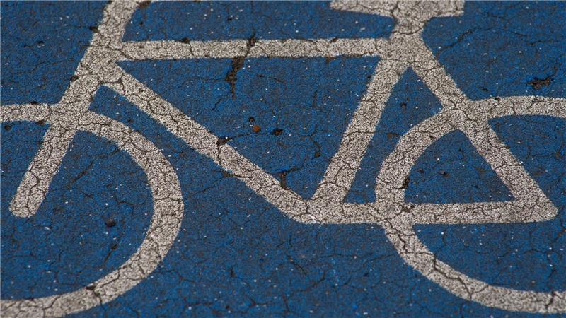 Eine Fahrradfahrerin wurde in Varel von einem Lkw erfasst und tödlich verletzt. (Symbolbild)