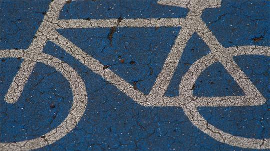 Eine Fahrradfahrerin wurde in Varel von einem Lkw erfasst und tödlich verletzt. (Symbolbild)