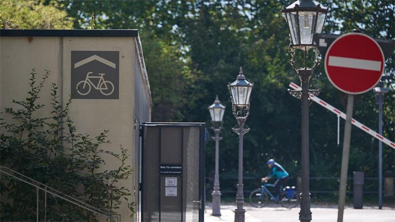„Schwarzbuch“: Vom Rotlicht-Container zum Tapetenmuseum Eine Fahrradgarage für 1,3 Millionen Euro landet im „Schwarzbuch“.