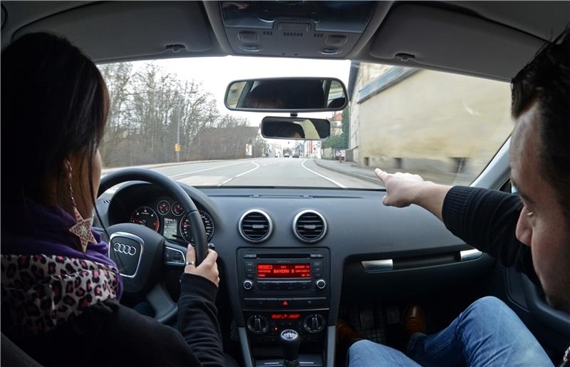 Wochenlanges Warten auf Fahrprüfungen im Kreis Stade Eine Fahrschülerin sitzt in einem Fahrschulauto neben ihrem Fahrlehrer. Auf einen Termin für die Führerscheinprüfung müssen Fahrschüler im Kreis Stade einige Wochen warten. Symbolfoto: Armin Weigel/dpa