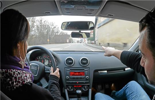 Eine Fahrstunde á 45 Minuten kostet bis zu 55 Euro. Archivfoto: Armin Weigel/dpa