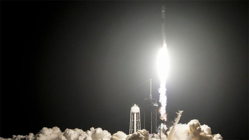 Schlägt Teil von SpaceX-Rakete ungeplant auf dem Mond ein? Eine „Falcon 9“-Rakete von SpaceX hob am 15. Januar 2025 mit zwei Mondlandern an Bord ab. (Archivbild)