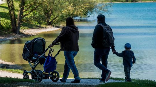 Eine Familie beim Spaziergang. Eine Chance auf ein eigenes Haus mit Garten hat die Generation zwischen 25 und 40 Jahren kaum noch.