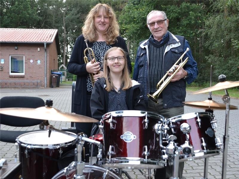 Eine Familie, drei Generationen: Debbie Bülau, Maileen Bülau und Gerhard Starzonek spielen gemeinsam im Bläserchor Großenwörden.