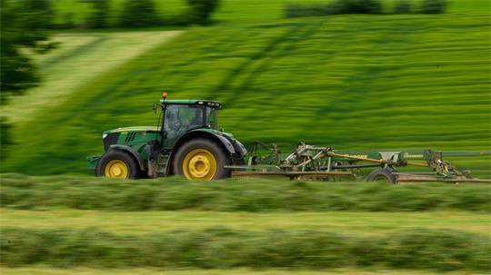 Eine Familie verunglückt mit einem Traktor auf einem Feld im Landkreis Wesermarsch. (Symbolbild)