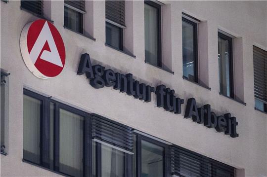 Eine Fassadenbeschriftung weist auf die Agentur für Arbeit hin.