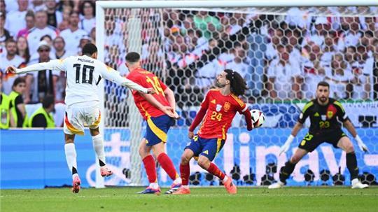 Eine Fehlentscheidung: Nach einem Bericht der UEFA-Schiedsrichterkommission hätte es für dieses Handspiel im EM-Viertelfinale Elfmeter für Deutschland geben müssen.