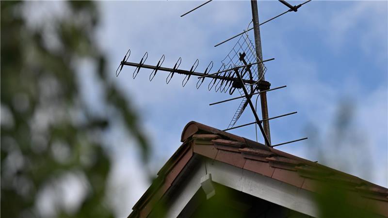Eine Fernsehantenne auf dem Dach eines Wohnhauses: Diese Übertragungsform kommt aus der Mode.