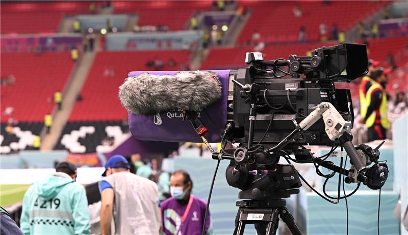 Eine Fernsehkamera steht im Stadion. Foto: Federico Gambarini/dpa