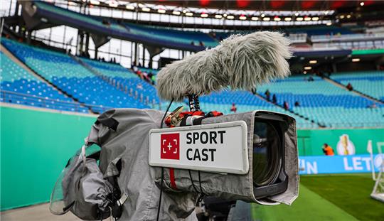 Eine Fernsehkamera steht im Stadion. Foto: Jan Woitas/dpa