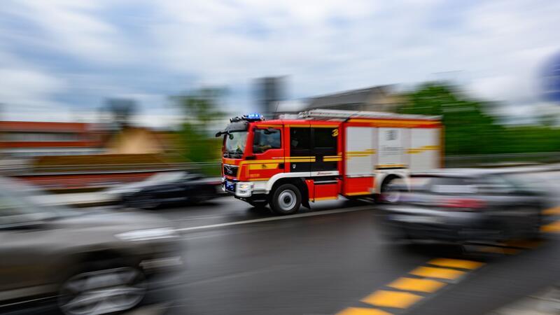 Zwei Busse in Brand geraten: 400.000 Euro Sachschaden Eine Feuerwehrfahrzeug fährt im Stadtteil Loschwitz mit Blaulicht zu einem Einsatz. (Aufnahme mit langer Belichtungszeit).