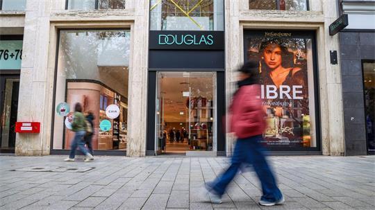 Eine Filiale der Parfümeriekette Douglas an der Düsseldorfer Einkaufsmeile Kö. Ob auch sie am Samstag sicherheitshalber geschlossen bleibt, teilte das Unternehmen nicht mit. 