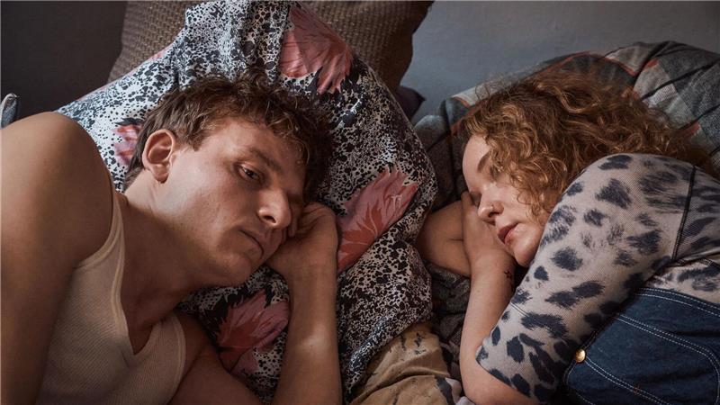 Eine Filmszene: Oliver Knöbel (Johannes Hegemann, l.) kann sich immer auf seine treue Freundin Marlene Stelling (Angelina Häntsch, r.) verlassen. 