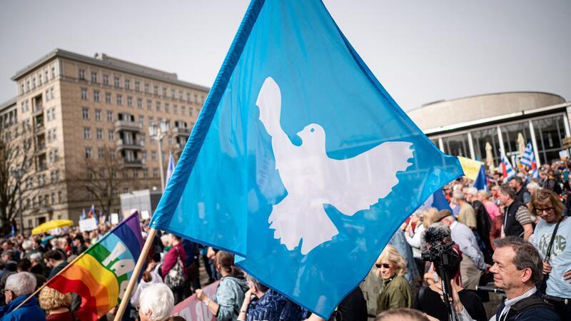 Eine Flagge mit der Friedenstaube ist auf dem traditionellen Ostermarsch in Berlin zu sehen.