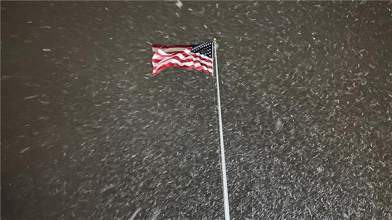 Eine Flagge weht im Wind, während in Lowville in den USA Schnee fällt.