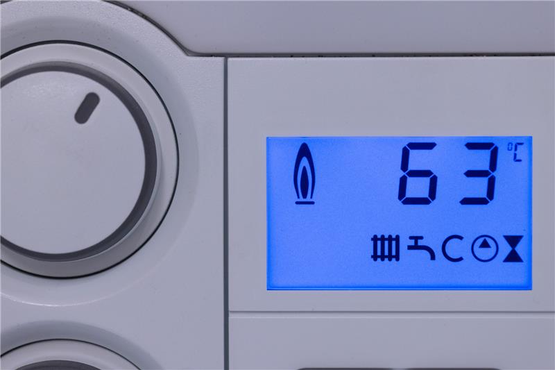 Hohe Energiekosten: Was kann man mit der Öl- oder Gas-Heizung machen? Eine Flamme weist im Display einer Gasheizung darauf hin, dass eine Verbrennung von Gas stattfindet. Foto: Rolf Vennenbernd/dpa