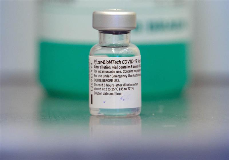 Eine Flasche Pfizer-Biontech Covid-19 Impfstoff steht in der Metropolishalle des Filmparks Babelsberg im neu eröffneten Zentrum für das Impfen gegen Corona auf dem Tisch. Foto: Soeren Stache/dpa-Zentralbild/POOL/dpa 