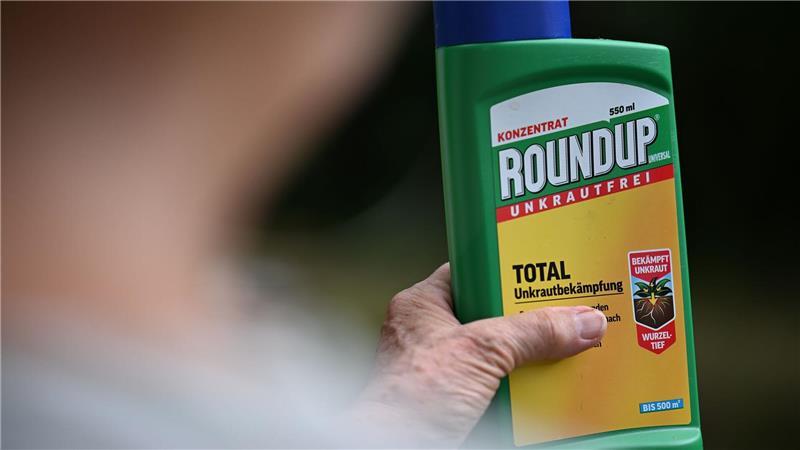 Eine Flasche des Unkrautvernichters Roundup mit dem Wirkstoff Glyphosat. (Archivbild)