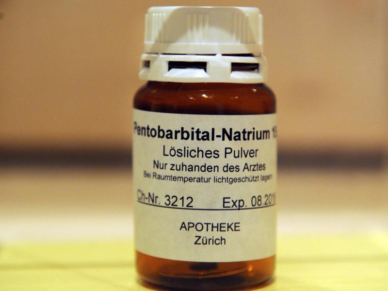 Eine Flasche mit der Aufschrift «Pentobarbital-Natrium» steht in einem Museum (Illustration). Foto: Patrick Seeger/dpa/Archivbild