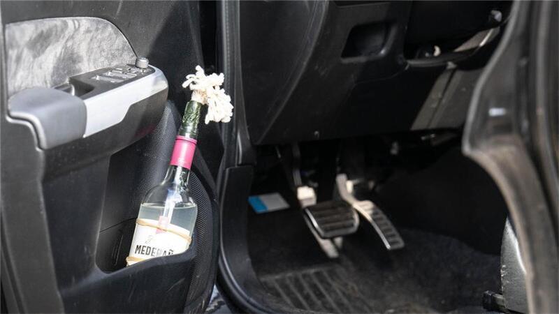 Eine Flasche steht in der Tür eines Autos in der Nähe der Rotenburger Kaserne. 