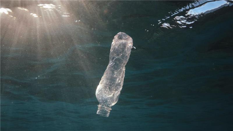 Eine Flasche treibt im Meer - wie hier vor Ägypten. 