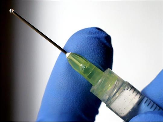 Eine Flüssigkeit tropft aus der Kanüle einer Spritze. Foto: Karl-Josef Hildenbrand/dpa/Illustration