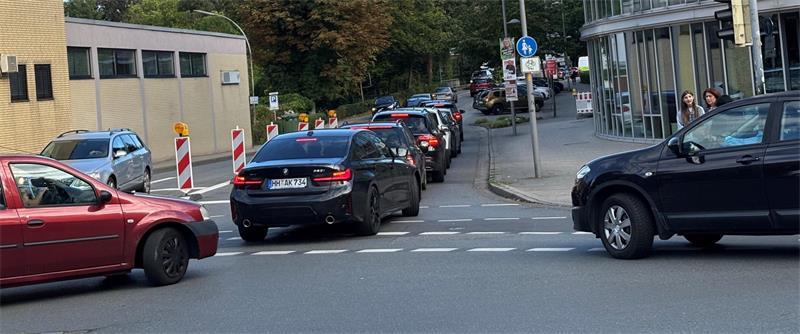 Verkehrsversuch in Buxtehude: Vom Chaos zur Ordnung in der Bahnhofstraße Eine Folge der Einbahnstraßenregelung in der Bahnhofstraße sind temporäre Staus in Nebenstraßen: Das Bild vom 1. September um 17.20 Uhr zeigt einen Rückstau in der Poststraße.