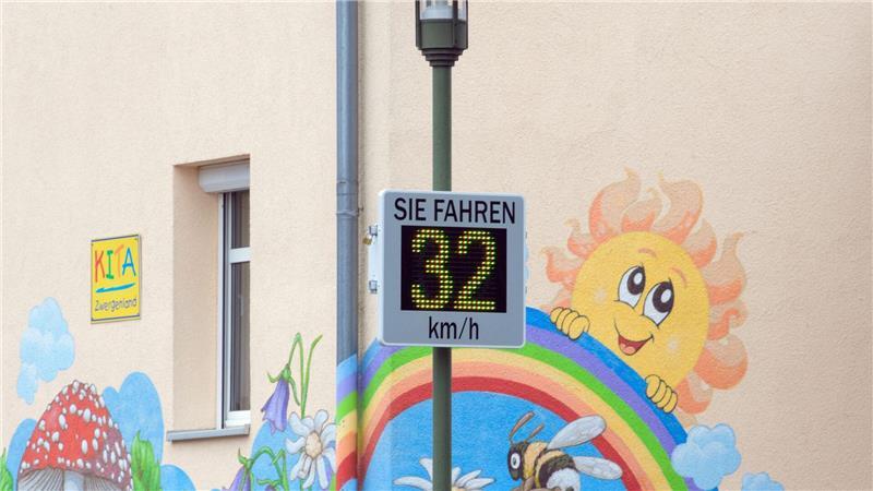 Eine Forderung des ADAC betrifft mehr Tempo-30-Zonen vor Kindergärten und Schulen. (Symbolbild)