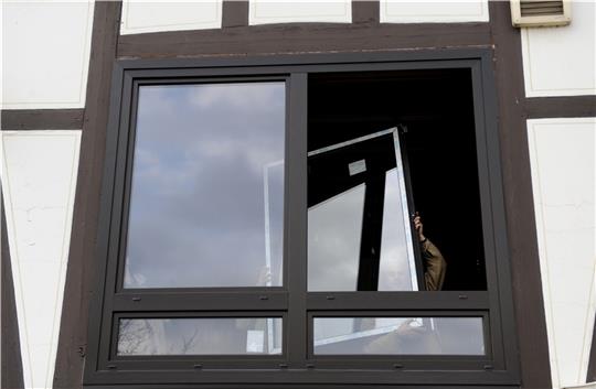 Eine Form der energetischen Sanierung kann etwa der Austausch von Fenstern sein. Die Buxtehuder FDP fordert, dass die Stadt auf ihrer Homepage über Fördermöglichkeiten informiert (Symbolbild). Foto: Frank May/dpa/dpa-tmn