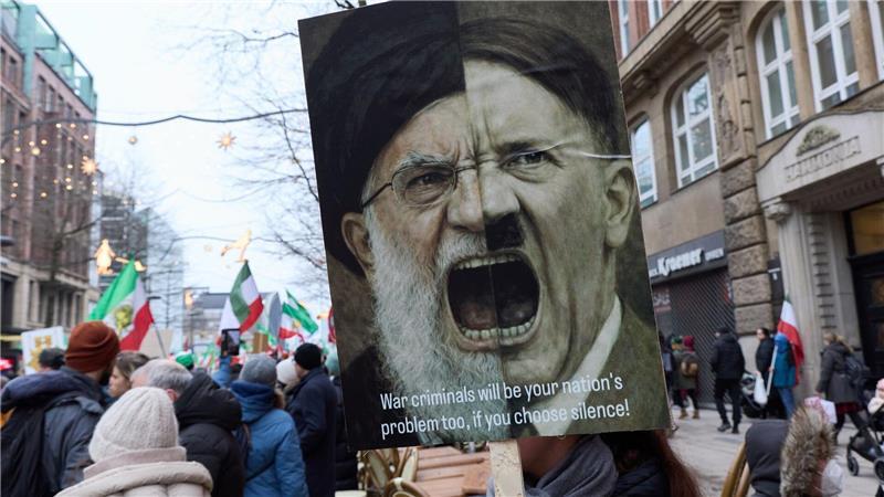 Eine Fotomontage kombiniert das Gesicht des obersten iranischen Führers, Ajatollah Ali Chamenei, mit dem von Adolf Hitler.