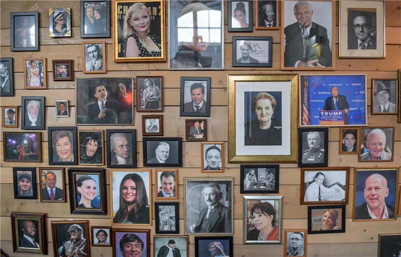 Eine Fotowand mit Porträts prominenter Menschen, die selbst, oder deren Eltern Auswanderer waren, hängt im Museum Ballinstadt in der Ausstellung "Tatmensch. Albert Ballin". Foto Axel Heimken/dpa