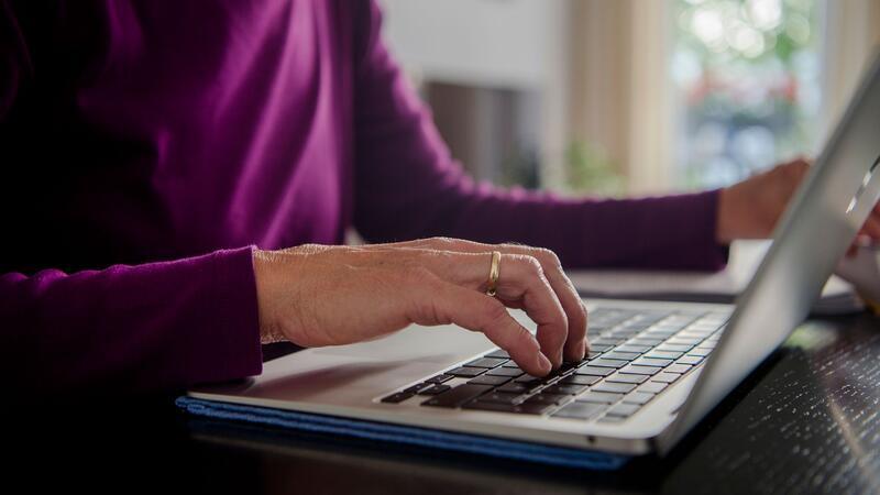 Eine Frau arbeitet an einem Laptop. Vor allem Frauen arbeiten wegen der Betreuung von Angehörigen in Teilzeit (Symbolbild).