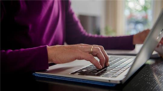 Eine Frau arbeitet an einem Laptop. Vor allem Frauen arbeiten wegen der Betreuung von Angehörigen in Teilzeit (Symbolbild).