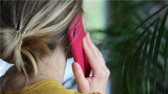 Eine Frau aus Tarmstedt (Symbolfoto) erhält einen Schockanruf: Am Telefon ihr 12 Jahre alter Sohn, der weint und von einer Notsituation berichtet. Foto: Saskia Harscher