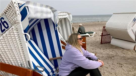 Eine Frau aus der Nähe von Bielefeld sitzt in einem Strandkorb.