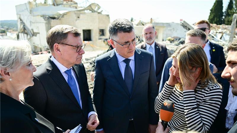 Wadephul zu Krisenbesuch in Israel - Solidarität und Warnung Eine Frau berichtet von den Angriffen.