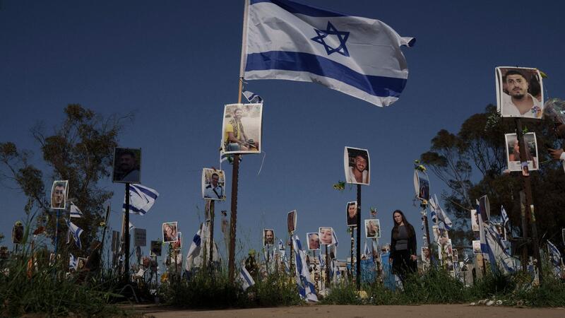 Israels Armee: Dschihad-Mitglied gesteht Vergewaltigung Eine Frau besichtigt den Ort, an dem am 7. Oktober 2023 auf dem Nova-Musikfestival Hunderte getötet und viele weitere entführt wurden.