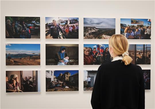 Eine Frau betrachtet Aufnahmen der ukrainischen Fotografin Alina Smutko aus der Serie „New Hybrid Deportation“ (2016-2019) in der Ausstellung „The new Abnormal“ im Phoxxi, dem temporären Haus der Photographie der Deichtorhallen Hamburg. Foto: Christian Charisius/dpa