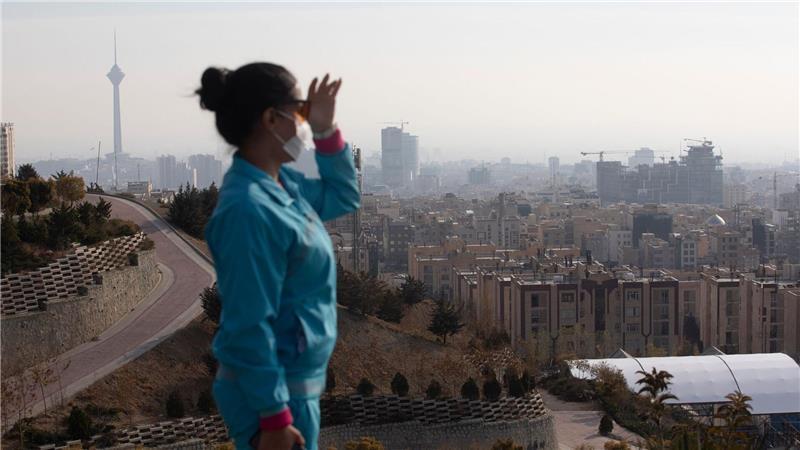 Eine Frau blickt auf die von Smog geplagte Millionenmetropole Teheran. 