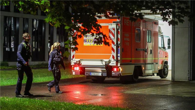 Eine Frau, die Kontakt zu einem Hantavirus-Fall hatte, wird per Krankenwagen in die Uniklinik Düsseldorf gebfracht.