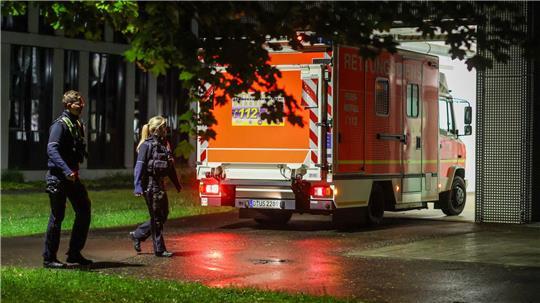 Eine Frau, die Kontakt zu einem Hantavirus-Fall hatte, wird per Krankenwagen in die Uniklinik Düsseldorf gebfracht.