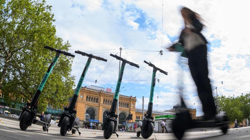 Konkurrenzkampf der E-Scooter-Verleiher hält fast überall an Eine Frau fährt auf einem E-Tretroller des Anbieters „Tier“ auf einem Platz.