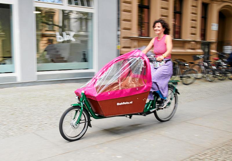 Eine Frau fährt mit einem Lasten-Fahrrad auf einem Radweg. Foto: Annette Riedl/dpa