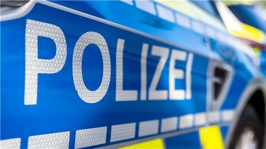 Eine Frau fiel durch unsicheres Fahren auf der B73 auf. (Symbolbild)