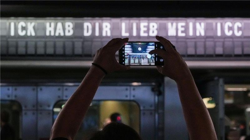 Eine Frau fotografiert während der Veranstaltung „49h ICC“ am Eingang Neue Kantstrasse den Schriftzug „Ick hab Dir lieb mein ICC“.