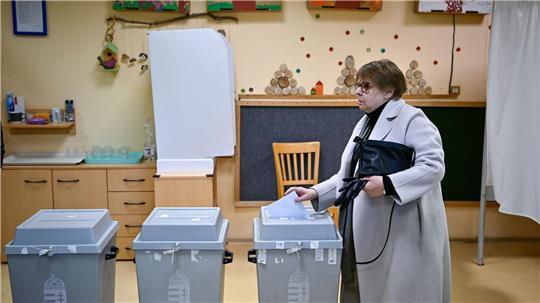 Eine Frau gibt am Morgen ihre Stimme in einem Wahllokal in Budapest ab.