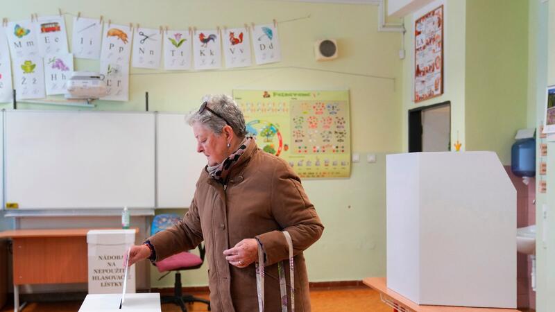 Eine Frau gibt ihre Stimme bei den Präsidentschaftswahlen in der Slowakei ab.