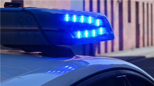 Eine Frau greift ihren Nachbarn und einen Polizisten mit einem Hammer an. (Symbolbild)