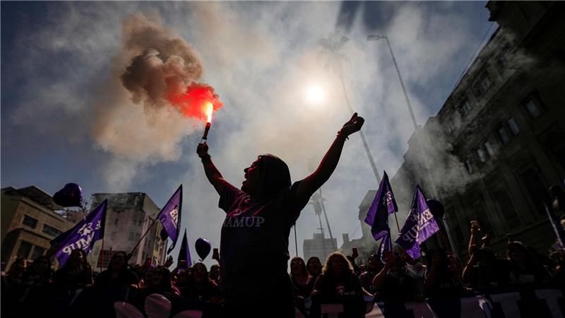 Eine Frau hält am Internationalen Frauentag eine Fackel in Santiago de Chile.